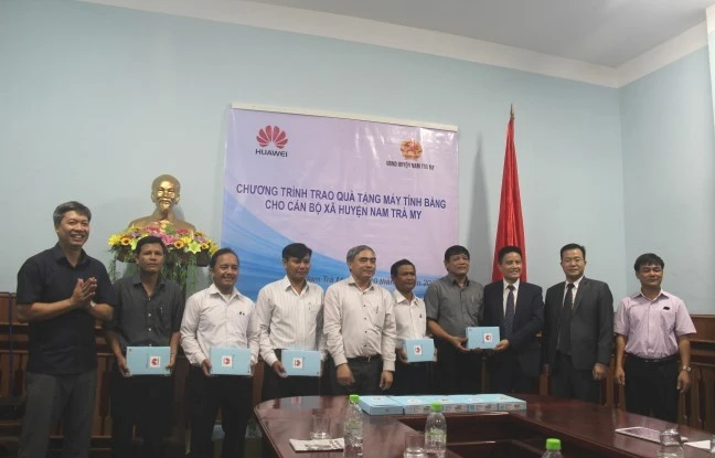 Huawei trao tặng 50 máy tính bảng cho huyện Nam Trà My 