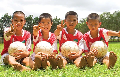 Đôi chân trần ra sân bóng