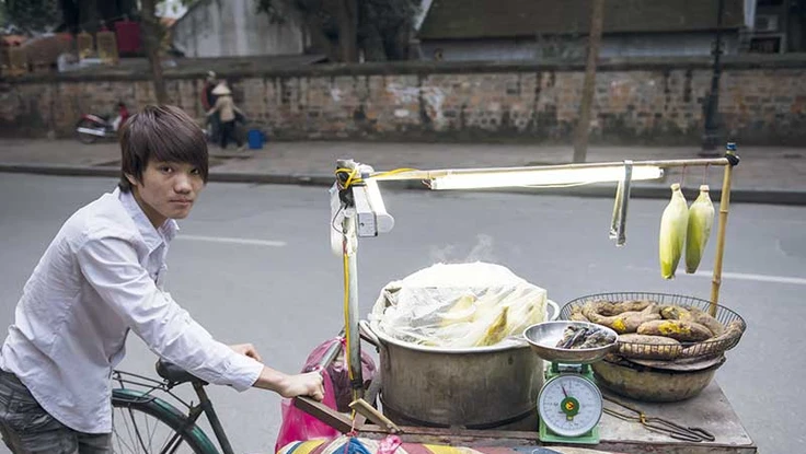 Những người đi qua phố