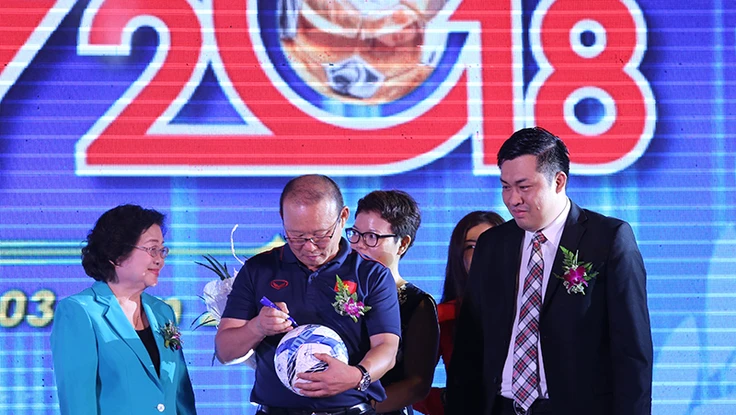 ‘Mong sân cỏ ngày càng có nhiều hành động đẹp’