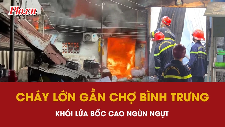 Video: Cận cảnh cháy lớn gần chợ Bình Trưng, khỏi lửa bốc cao ngùn ngụt