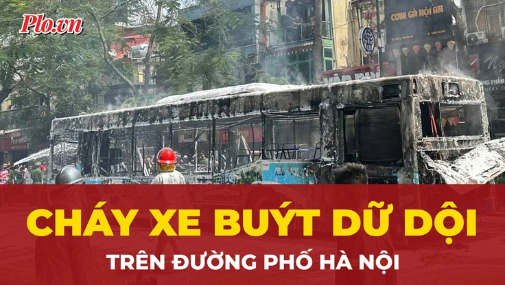 Video: Xe buýt cháy dữ dội trên đường phố Hà Nội 