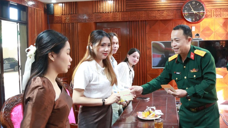 Bộ Chỉ huy quân sự TP Đà Nẵng tặng quà sinh viên Lào