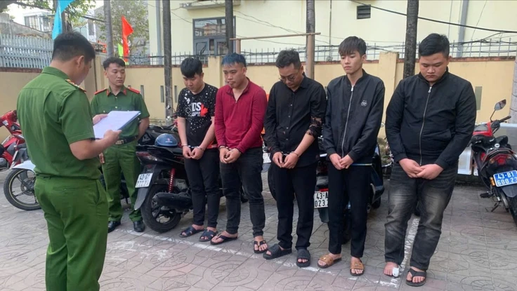 Công an đọc lệnh bắt ba bị can (bên trái). Ảnh: CA