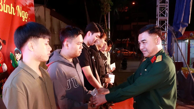 Tặng quà động viên thanh niên nhập ngũ năm 2026. Ảnh: ĐQ