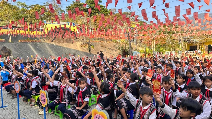 Toàn bộ học sinh được nhận lì xì trong ngày đầu ra lớp.