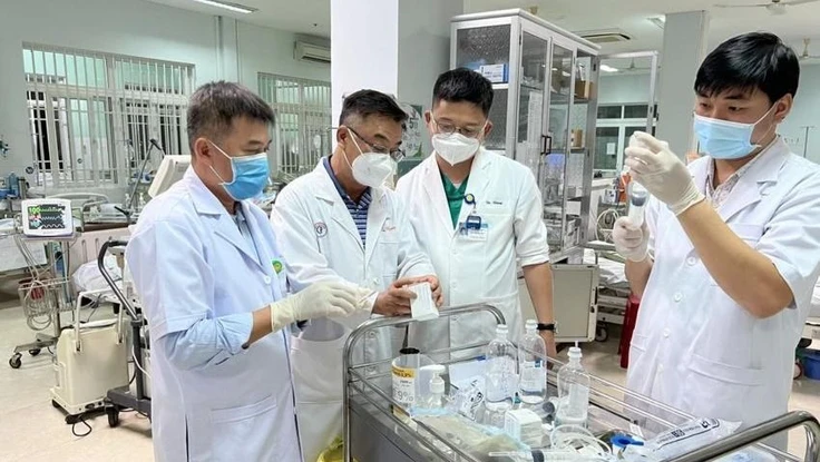 Năm 2023, Bệnh viện Chợ Rẫy mang 'thần dược' ra tỉnh Quảng Nam cũ chữa trị các bệnh nhân bị ngộ độc do ăn cá ủ chua. Ảnh: BVCC