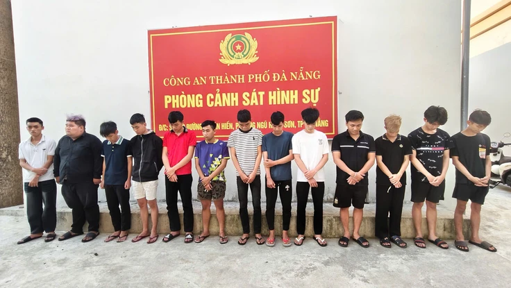 Nhiều thanh niên liên quan tại cơ quan công an. Ảnh: CA