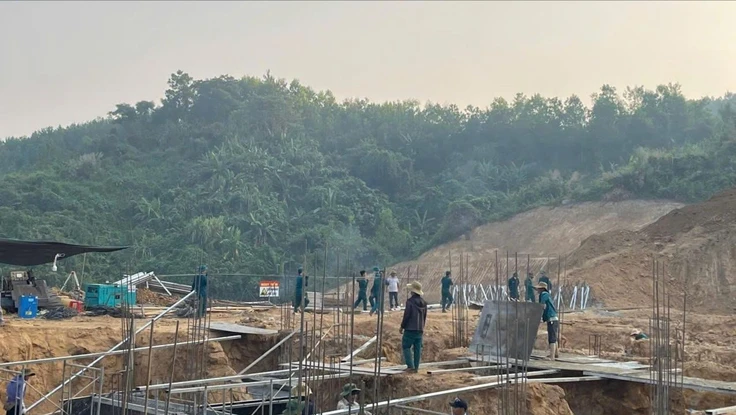 Bộ đội Đà Nẵng và lực lượng dân quân đã có mặt trên công trường. Ảnh: BĐ