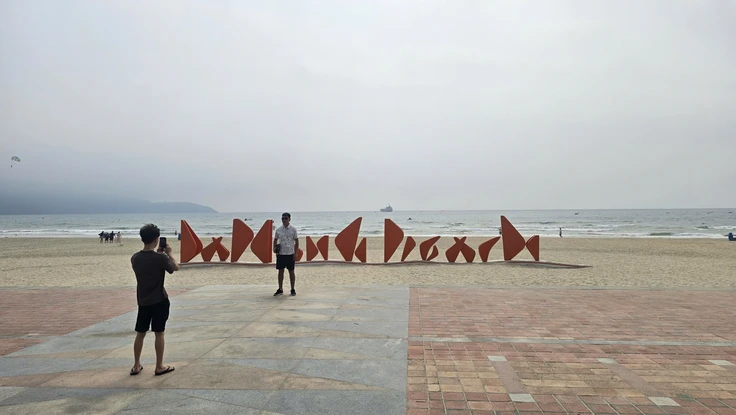 Bộ chữ 'Da Nang Beach' cách điệu. Ảnh: TN