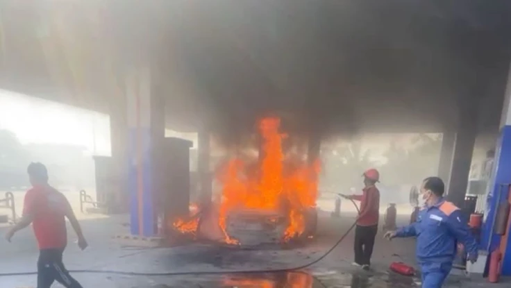 Ô tô bốc cháy ngùn ngụt. Ảnh: TN