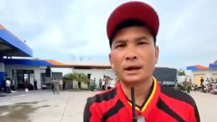 Anh Nghĩa tham gia cứu hộ tại hiện trường (ảnh chụp từ clip).