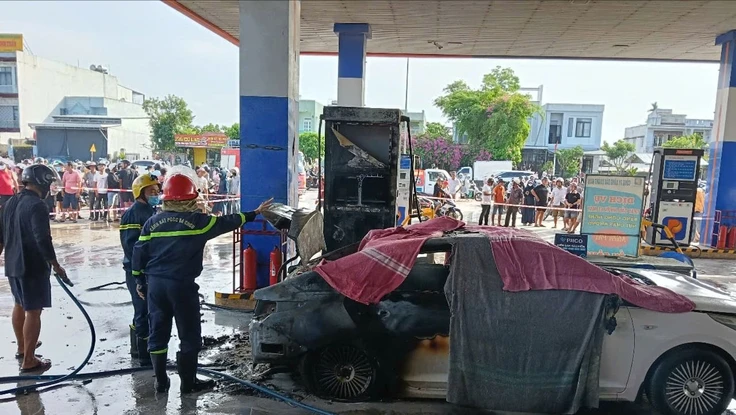 Hiện trường ô tô bốc cháy ở cây xăng.