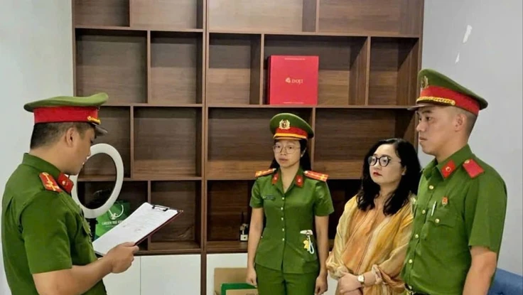 Tống đạt quyết định khởi tố bị can Lê Thị Oanh. Ảnh: Ca