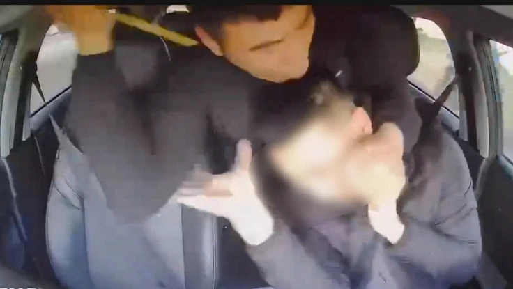 Tài xế vùng chạy khỏi taxi vì bị nam hành khách dùng đũa tấn công