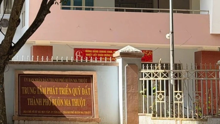 Trung tâm Phát triển quỹ đất Buôn Ma Thuột dùng 10 tỉ đồng đền bù để chi lương, thưởng
