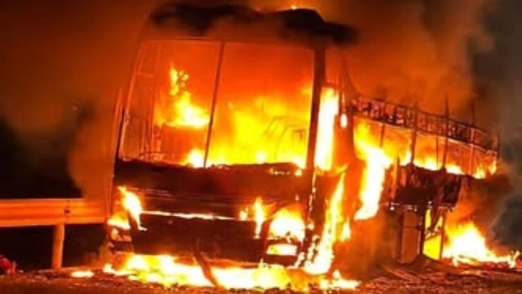 Xe khách chở 34 người bốc cháy trơ khung trên Quốc lộ 1