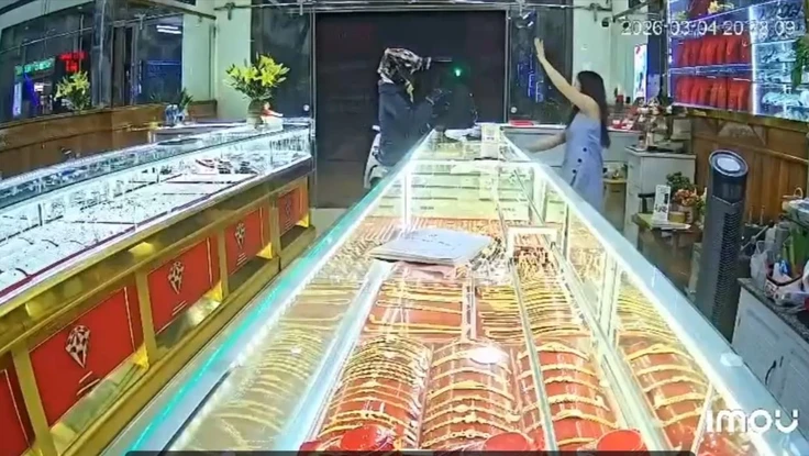 Truy tìm người đàn ông bịt mặt xông vào tiệm vàng với biểu hiện lạ