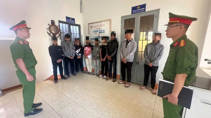 2 thiếu nữ cùng nhóm học sinh mang hung khí đánh nhau vì mâu thuẫn