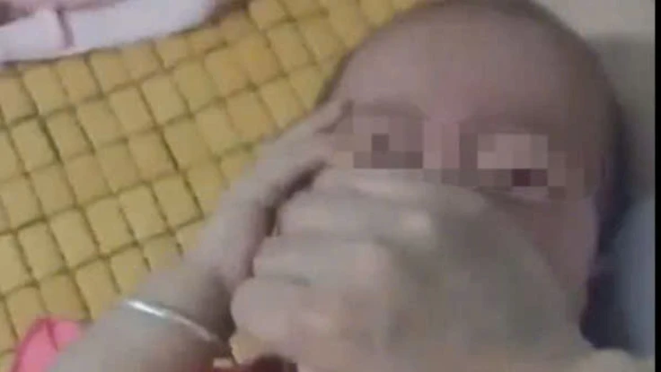 Mẹ bóp miệng, mũi con gái để chọc tức chồng hờ