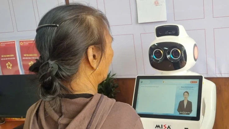 Xã đầu tiên ở Đắk Lắk đưa robot 'lễ tân' hướng dẫn người dân làm thủ tục hành chính