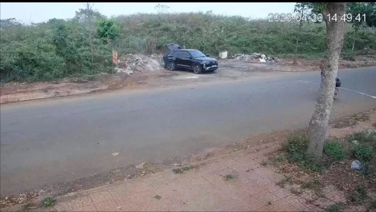 Lái ô tô đi đổ rác sai chỗ, người đàn ông bị phạt