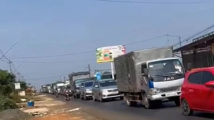 Đắk Lắk: 4 ô tô tông nhau liên hoàn, đoàn xe xếp hàng dài trên quốc lộ 26