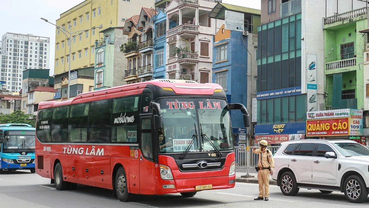 Lực lượng chức năng trực tiếp lái xe giường nằm để khảo sát độ an toàn