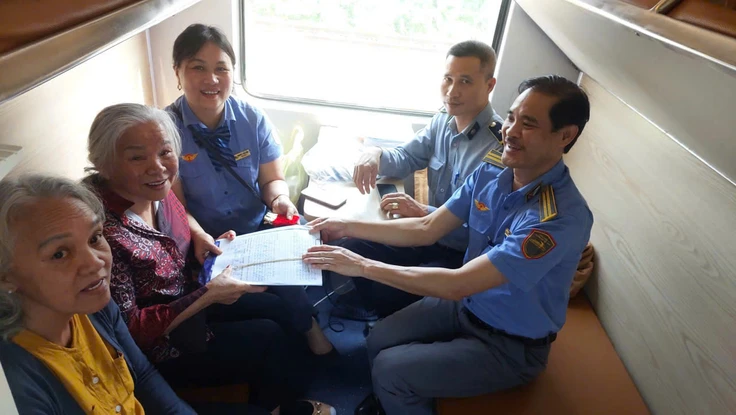 Chiếc dây chuyền vàng bị rơi và câu chuyện đẹp trên chuyến tàu về Huế