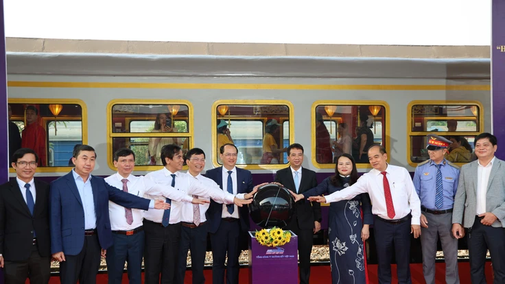 Đường sắt ra mắt diện mạo mới tàu ‘Hành trình kết nối di sản miền Trung’