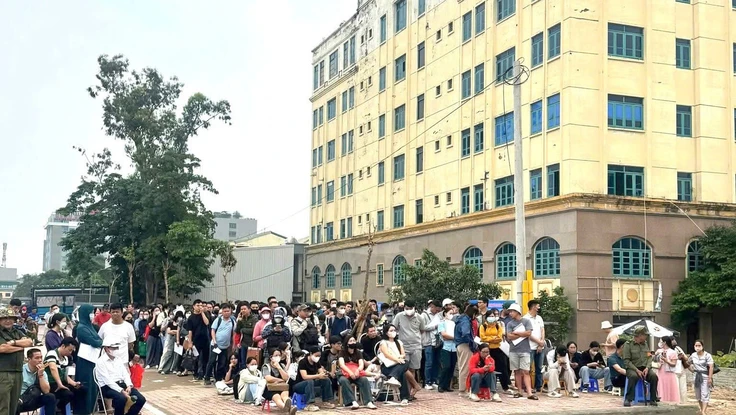 Người dân xếp hàng xuyên đêm mua nhà ở xã hội, Bộ Xây dựng yêu cầu tăng nguồn cung