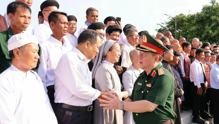 Đề xuất tăng nhiều mức hỗ trợ cho người có uy tín vùng dân tộc thiểu số