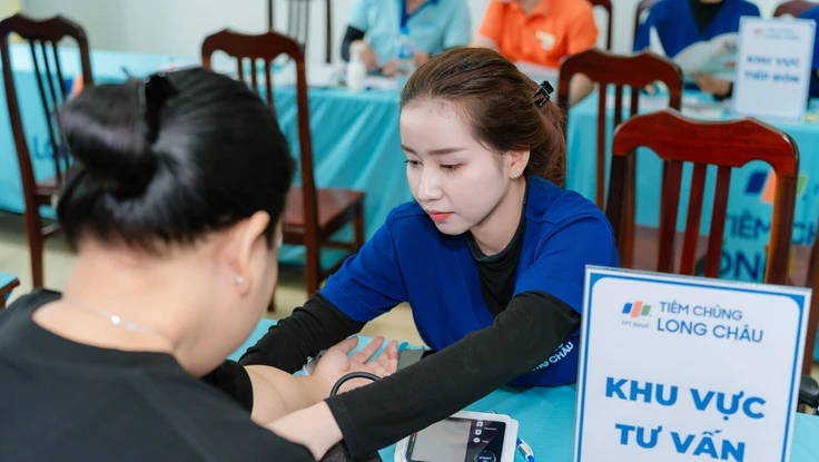 Long Châu đồng hành với Bệnh viện Y học cổ truyền Đồng Tháp phòng cúm mùa cho đội ngũ y tế