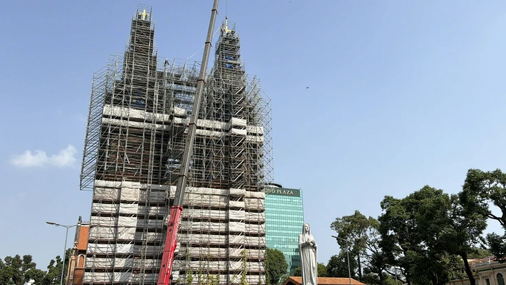 Đưa hai Thánh giá mạ vàng lên đỉnh tháp kẽm Nhà thờ Đức Bà