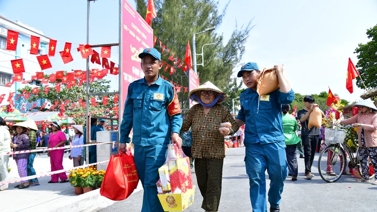 Bộ Tư lệnh TP.HCM mang 'Tết quân dân' đến với xã đảo Thạnh An