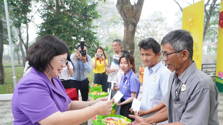 Trao quà Tết, khánh thành đường đèn năng lượng mặt trời tại xã Bình Chánh