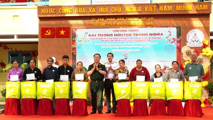 Đại tướng Nguyễn Trọng Nghĩa tặng quà cho hơn 500 hộ khó khăn tại phường Cát Lái