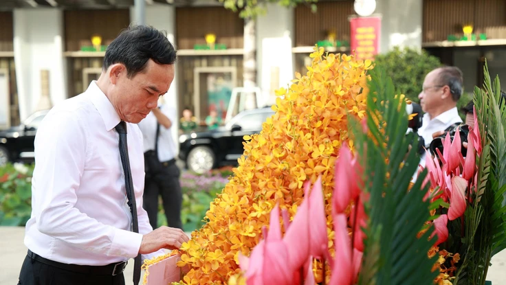 Bí thư Thành ủy TP.HCM Trần Lưu Quang dẫn đầu đoàn đại biểu dâng hoa viếng Bác