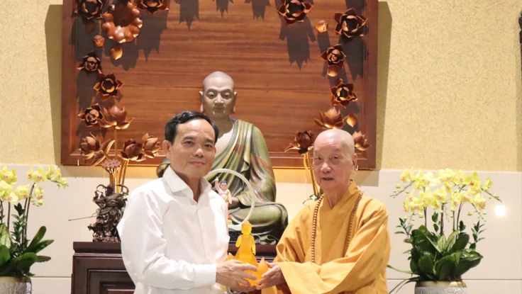 Bí thư Thành ủy TP.HCM Trần Lưu Quang thăm, chúc mừng Đại lễ Phật đản 