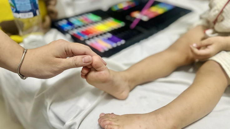 Chăm sóc trẻ mắc tay chân miệng tại nhà 