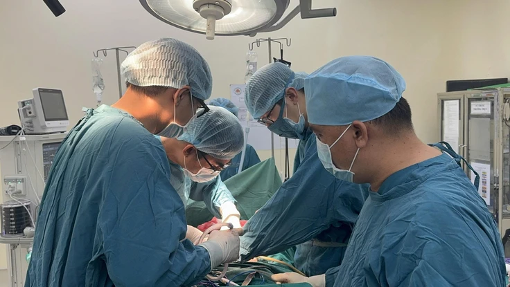 Phẫu thuật triệt căn ung thư bàng quang phức tạp bằng phương pháp hiện đại