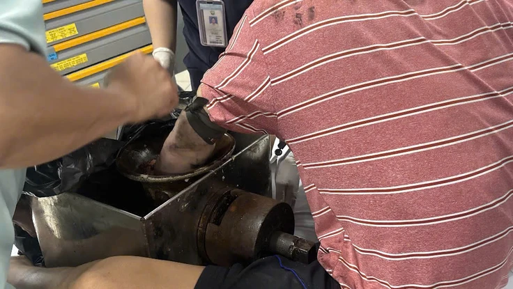 Đang vệ sinh máy thì bị máy xay thịt cuốn nát bàn tay 