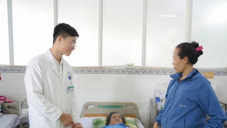 Phẫu thuật cấp cứu kịp thời cứu sống cụ bà thủng đại tràng nguy kịch 