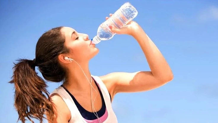Nắng nóng, uống thật nhiều nước có tốt không?