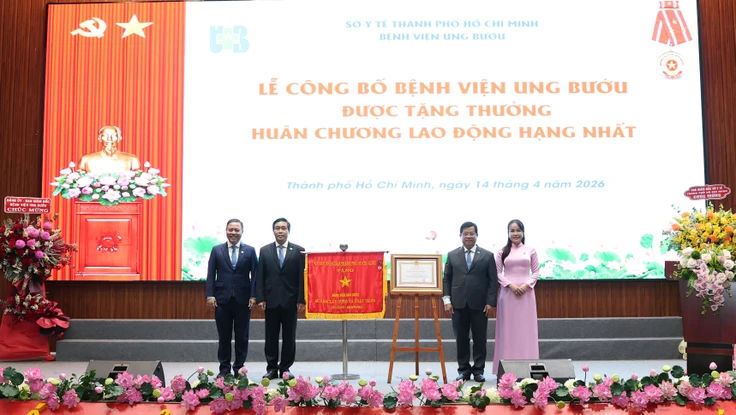 Bệnh viện Ung Bướu TP.HCM đón nhận Huân chương Lao động hạng Nhất
