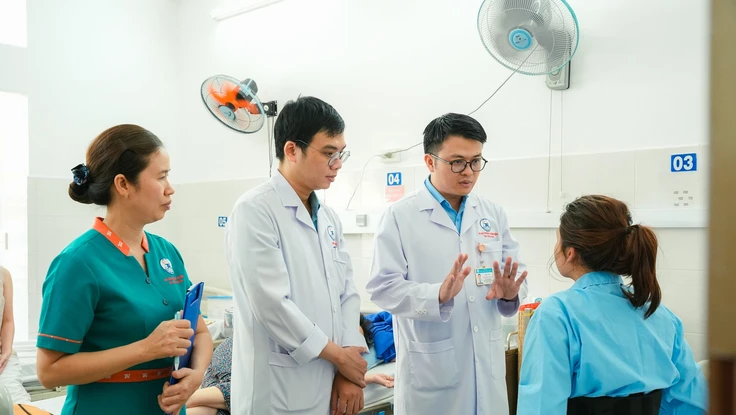 Dáng lưng bất thường, cô gái trẻ đi khám phát hiện vẹo cột sống ngực nghiêm trọng