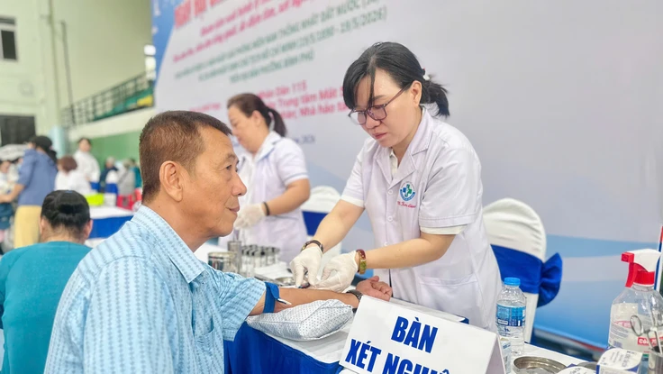 TP.HCM: Hơn 160.000 người được khám sức khỏe, nhiều nơi 'đi từng ngõ, gõ từng nhà' vận động
