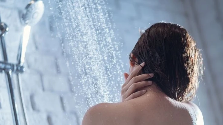 Tác hại của tắm nước lạnh ngay sau khi đi nắng về