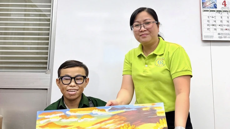 Bức tranh hướng dương gửi gắm tri ân, thắp sáng niềm tin nơi chàng trai chạy thận kiên cường
