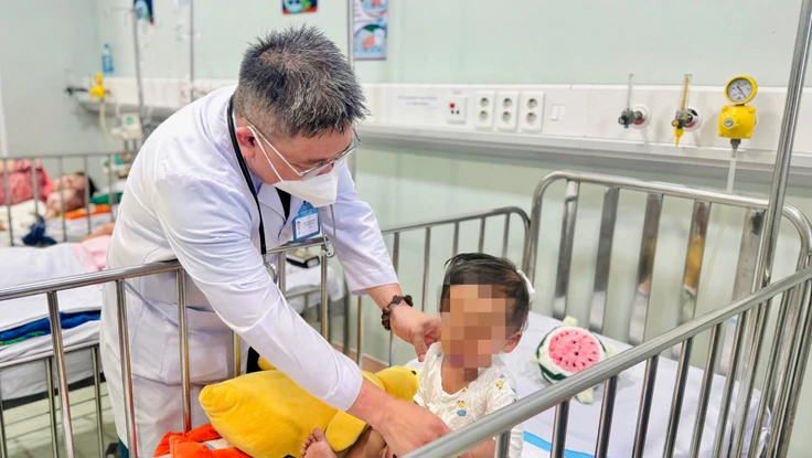 Sức khoẻ bé trai 2 tuổi bị mẹ ruột cùng nhân tình đánh đến nguy kịch